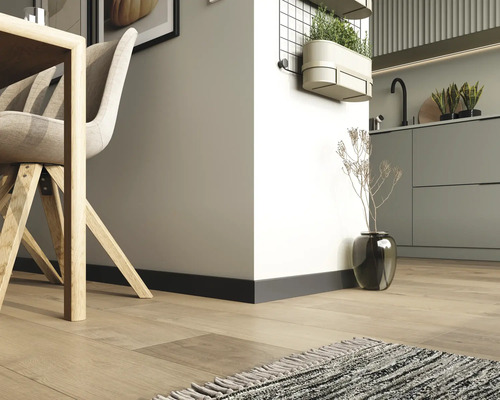 Scenă de interior cu podea din lemn, plinte și mobilier