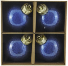 Patru globuri albastre de Crăciun cu agățători aurii într-o cutie de carton.