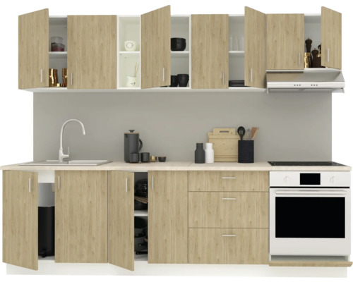 Bloc de bucătărie cu chiuvetă, dulapuri inferioare, sertare, dulapuri superioare și cuptor.