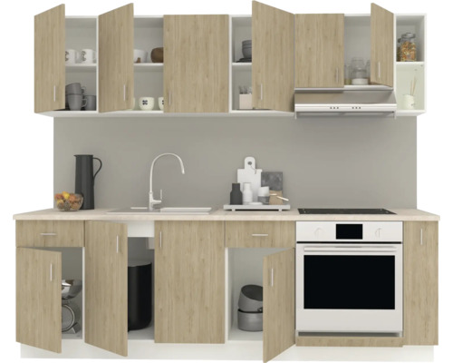 Bucătărie cu dulapuri superioare și inferioare, chiuvetă și cuptor