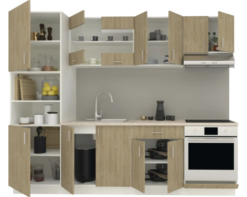 Bucătărie completă cu dulapuri superioare și inferioare, chiuvetă și aragaz