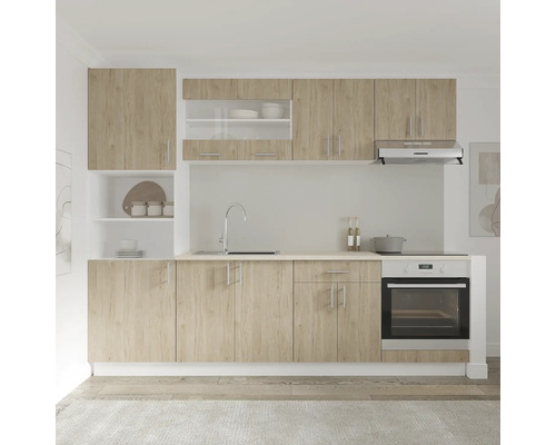 Bucătărie încorporată luminoasă cu dulapuri superioare și inferioare, chiuvetă și aragaz electric