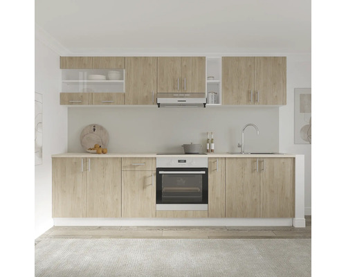 Bucătărie modernă cu dulapuri superioare și inferioare și aparate electrice