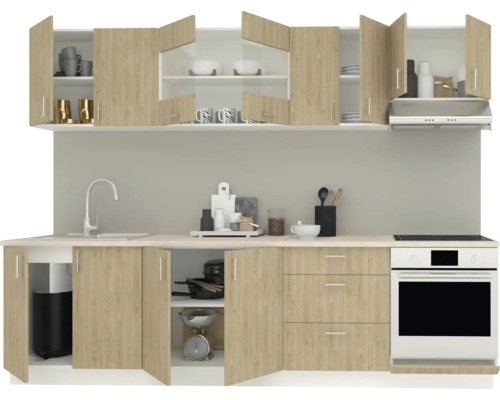 Bucătărie cu dulapuri superioare și inferioare, chiuvetă, plită și cuptor