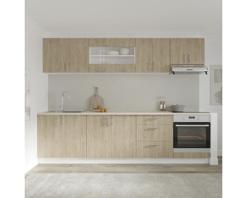 Bucătărie modernă cu chiuvetă, aragaz și spațiu de depozitare în dulapuri.