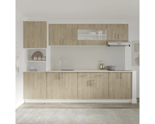 Bucătărie completă cu corpuri superioare și inferioare, chiuvetă și hotă