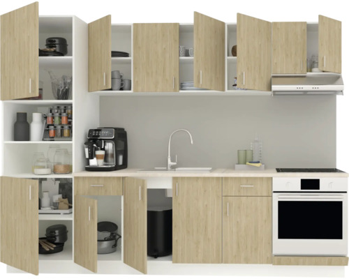 Bucătărie completă cu corpuri superioare și inferioare, chiuvetă și aparate electrice