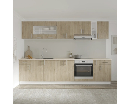 Bucătărie cu corpuri superioare și inferioare, chiuvetă, plită și cuptor.