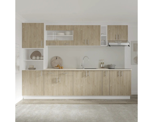 Bucătărie liniară cu dulapuri superioare și inferioare cu aspect de lemn