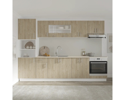 Bucătărie completă cu corpuri superioare și inferioare și aparate electrice.