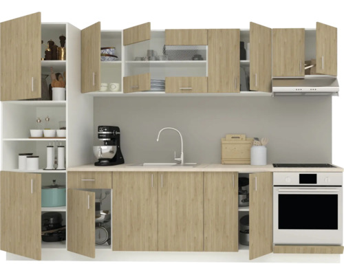 Bucătărie cu dulapuri superioare și inferioare, chiuvetă și electrocasnice încorporate