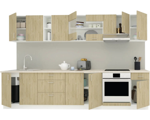 Bucătărie completă cu dulapuri superioare și inferioare și electrocasnice încorporabile