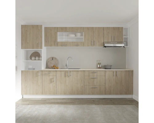 Bucătărie completă cu dulapuri superioare și inferioare, chiuvetă și hotă