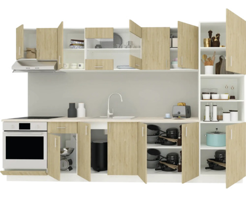 Bucătărie completă cu corpuri superioare și inferioare, chiuvetă, aragaz și cuptor.