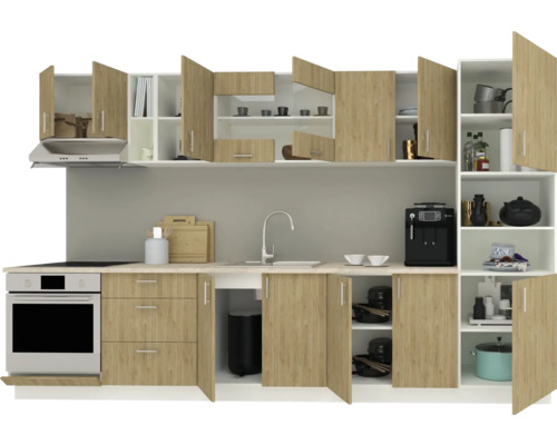 Bucătărie completă cu dulapuri superioare și inferioare, chiuvetă, aragaz și hotă