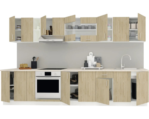 Bucătărie completă cu dulapuri superioare și inferioare, chiuvetă, aragaz și hotă.