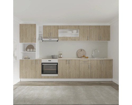 Bucătărie luminoasă cu dulapuri de bucătărie pe perete și sub blat, chiuvetă, aragaz și cuptor.