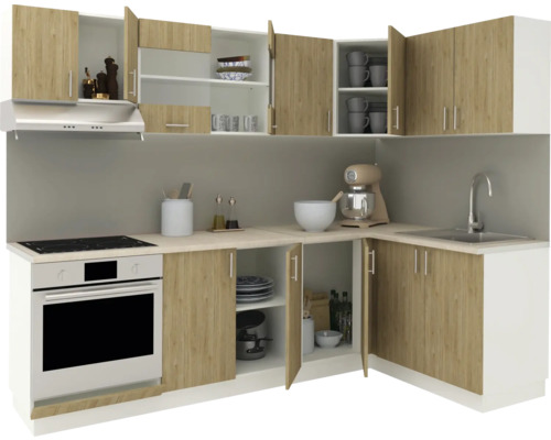 Bucătărie cu dulapuri superioare și inferioare, chiuvetă și electrocasnice