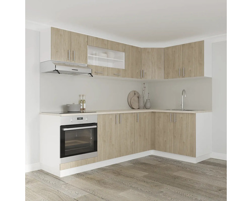 Bucătărie încorporată luminoasă cu chiuvetă, aragaz, hotă și dulapuri suspendate cu design modern