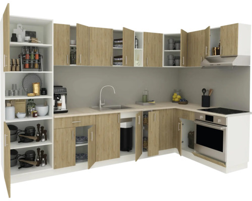 Bucătărie cu dulapuri superioare și inferioare și rafturi