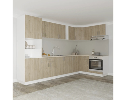 Bucătărie de colț completă cu dulapuri superioare și inferioare, chiuvetă și cuptor încorporat.