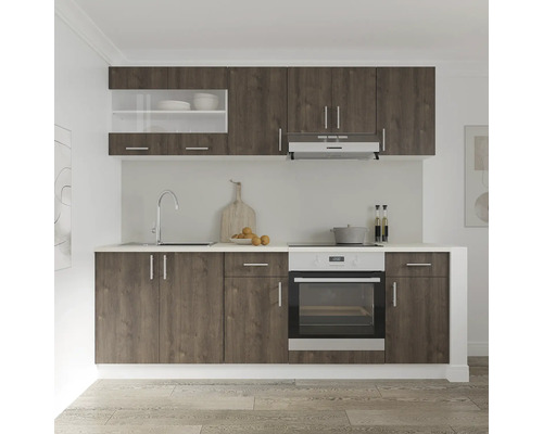 Bucătărie completă cu dulapuri superioare și inferioare și aparate electrice.