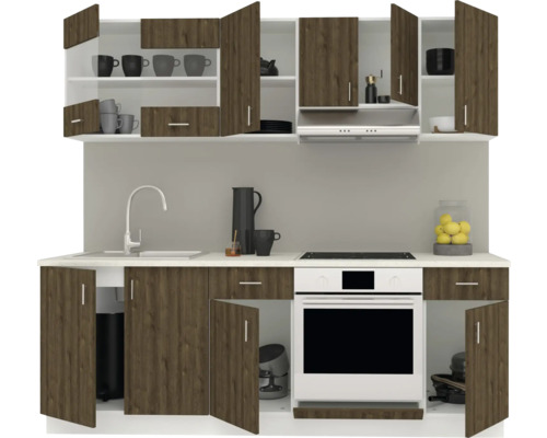 Bucătărie cu corpuri superioare și inferioare, chiuvetă, aragaz și hotă