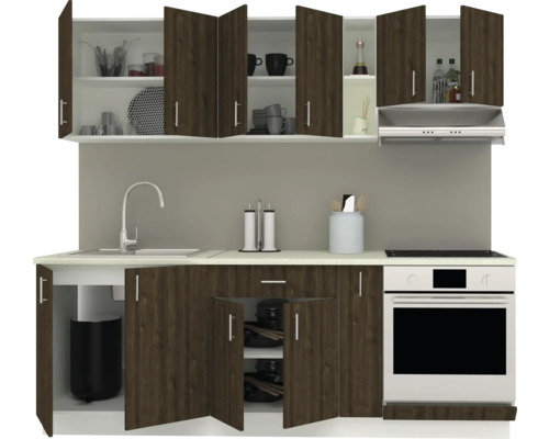 Bucătărie completă cu dulapuri superioare și inferioare, chiuvetă și aparate electrice