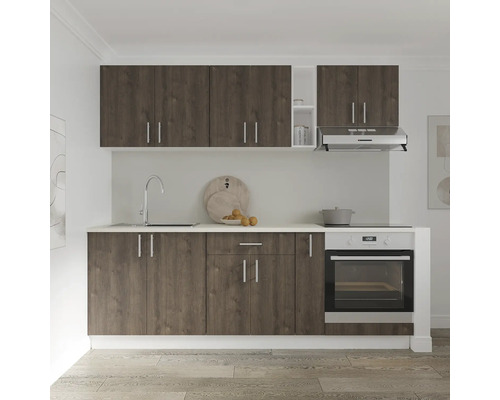 Bucătărie completă cu dulapuri superioare și inferioare, chiuvetă, hotă și cuptor încorporat