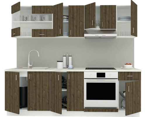 Bucătărie completă cu chiuvetă, aragaz, cuptor și multe dulapuri pentru depozitare