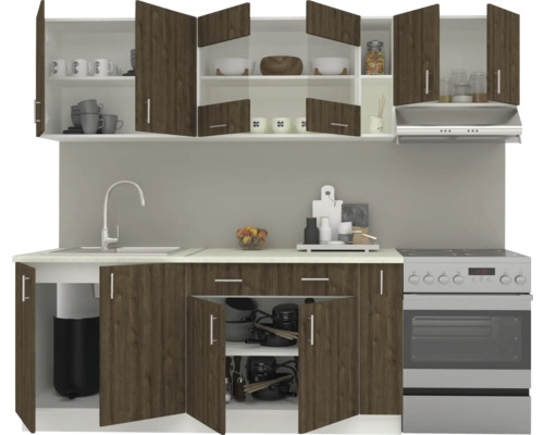 Bloc de bucătărie cu chiuvetă, aragaz, hotă și dulapuri suspendate într-o bucătărie