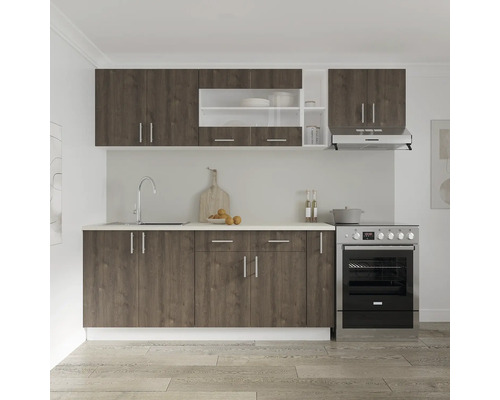 Bucătărie completă cu chiuvetă, blat, dulapuri superioare și inferioare și aragaz