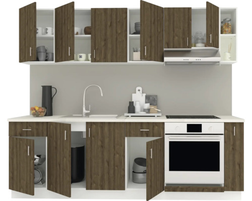 Bucătărie cu dulapuri superioare și inferioare și aparate încorporate