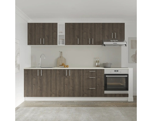 Bucătărie cu dulapuri suspendate, chiuvetă, aragaz și cuptor