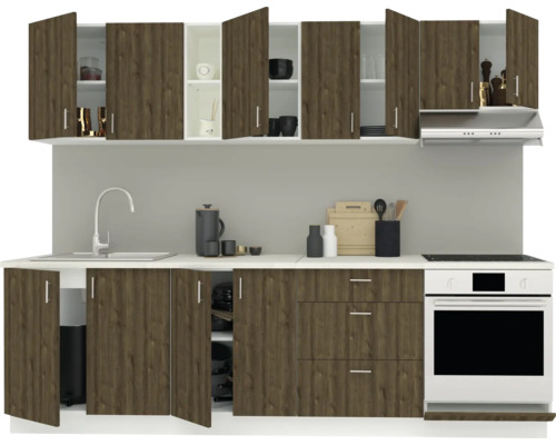 Mobilier de bucătărie cu dulapuri superioare și inferioare, chiuvetă, aragaz și hotă.