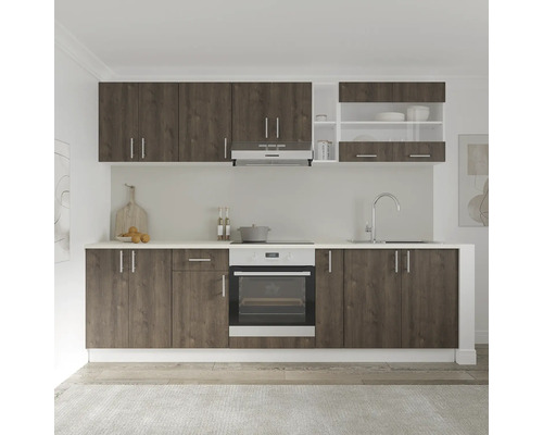 Bucătărie completă cu dulapuri superioare și inferioare, chiuvetă și cuptor