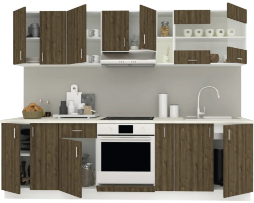 Linie de bucătărie completă cu dulapuri superioare și inferioare și electrocasnice încorporate.