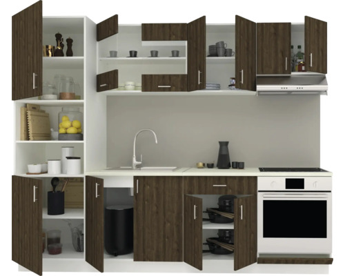 Bucătărie cu corpuri superioare și inferioare, chiuvetă, robinet, aragaz și cuptor.