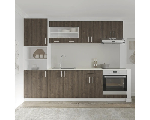 Bucătărie cu dulapuri superioare și inferioare, chiuvetă, aragaz și hotă.