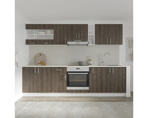 Bucătărie completă cu dulapuri suspendate, chiuvetă, aragaz și hotă