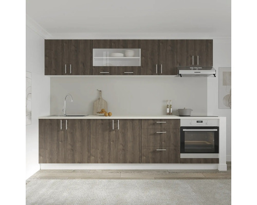 Bucătărie cu dulapuri suspendate, chiuvetă, aragaz și cuptor