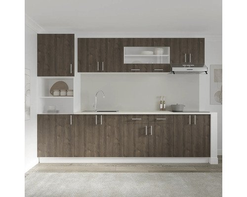 Bucătărie modernă cu fronturi din lemn, chiuvetă, plită și hotă