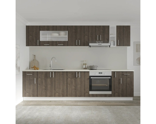 Bucătărie completă cu corpuri superioare și inferioare, chiuvetă, aragaz și hotă