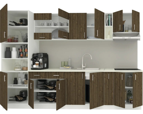 Bucătărie completă cu corpuri superioare și inferioare cu aspect de lemn și alb, inclusiv chiuvetă, robinet și hotă.