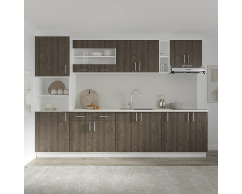 Linie de bucătărie completă cu dulapuri superioare și inferioare cu aspect de lemn și chiuvetă