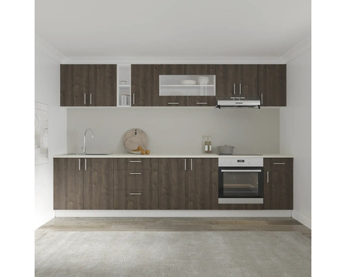 Linie de bucătărie completă cu dulapuri superioare și inferioare, chiuvetă, aragaz și hotă.