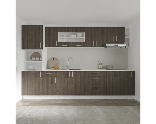 Bucătărie cu dulapuri superioare și inferioare, chiuvetă, baterie și hotă.