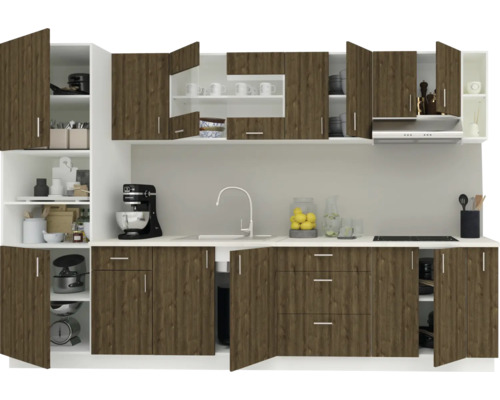 Scenă de bucătărie cu dulapuri de bucătărie, chiuvetă și aparate de bucătărie.