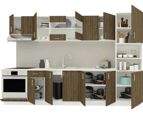 Mobilier de bucătărie cu dulapuri superioare și inferioare, chiuvetă, aragaz și cuptor.