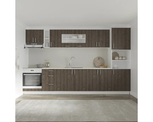 Bucătărie modernă cu dulapuri suspendate, chiuvetă și aragaz electric.